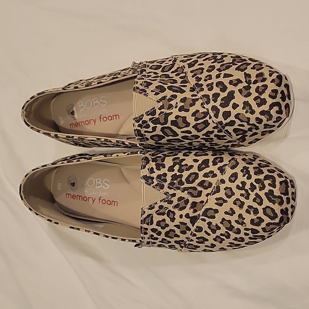 BOBS from Skechers Memory Foam ballet flats. Cheetah Print. Size 8.
